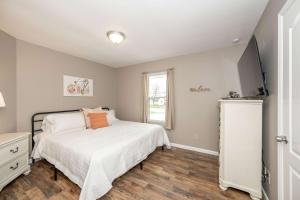 Ένα ή περισσότερα κρεβάτια σε δωμάτιο στο Main Street Cottage For 6