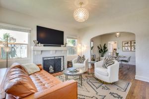 Una sala de estar con un sofá y una chimenea. en 3 Mi to Norton Museum of Art Spanish Revival Gem, en West Palm Beach