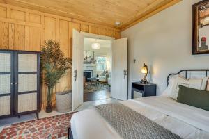 Un dormitorio con una cama y una sala de estar. en 3 Mi to Norton Museum of Art Spanish Revival Gem, en West Palm Beach