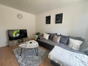 Gallery image of Semi-Detached Ashford home with en-suite and spacious driveway in Ashford