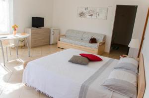 - une chambre avec un lit, un canapé et une table dans l'établissement B&B Ore Liete, à Martano