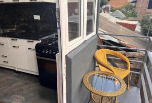cocina con fogones y silla en el balcón en White house, en Tiflis