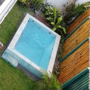 Bazén v ubytování Tropical Suites - Airport Transit Residence nebo v jeho okolí