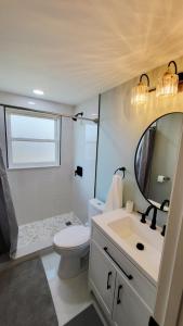 Ένα μπάνιο στο Coastal Breeze Retreat +28 φωτογραφίες
