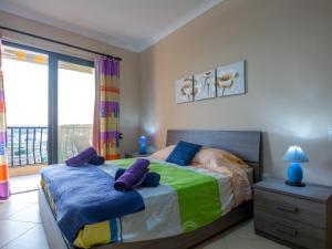 una camera da letto con un letto con cuscini sopra di SeaView Apartment in Saint Thomas Bay a Marsaskala