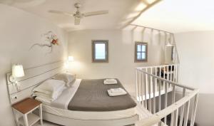 מיטה או מיטות בחדר ב-Lindos Comfy Suites
