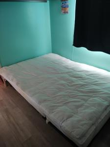 a large bed in a room with a blue wall at Europcamping Mobil-home Climatisé in Fréjus