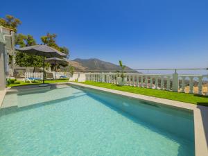 una piscina con vista al mar en Cubo's La Santa Maria Mijas Pool & Sea View, en Mijas