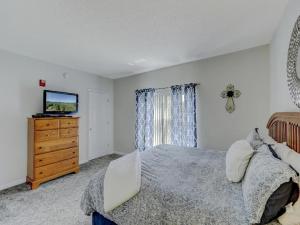 a bedroom with a bed and a television on a dresser at WP531 Come on Inn in Pigeon Forge