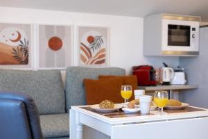 Sala de estar con mesa y 2 copas de vino en Baum Apartments, en Bad Tatzmannsdorf