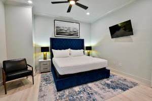 une chambre avec un lit et une chaise dans l'établissement Cottage at The Beach Club - Heated Private Pool & FREE ACTIVITIES, à Gulf Highlands