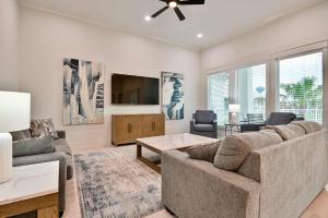 un salon avec un canapé et une télévision à écran plat dans l'établissement Cottage at The Beach Club - Heated Private Pool & FREE ACTIVITIES, à Gulf Highlands