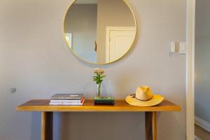 un chapeau assis sur une table avec un miroir dans l'établissement Atlas Cottage - Cozy Stay for 2, à Dripping Springs