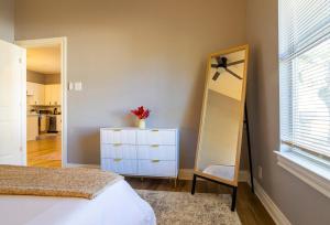 - une chambre avec une commode blanche et un miroir dans l'établissement Atlas Cottage - Cozy Stay for 2, à Dripping Springs 29 autres photos