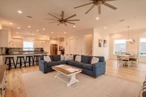 Posezení v ubytování PRIVATE POOL & SHORT WALK TO BEACH - FREE ACTIVITIES