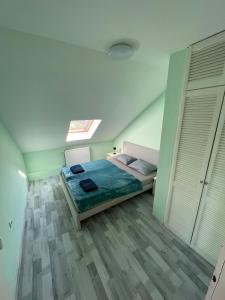 une chambre avec un lit et un puits de lumière dans l'établissement Green Gables, à Zalakaros
