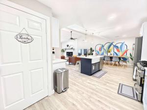 Posezení v ubytování Sageview Cottage - 4 BDR with Pool Pet Friendly