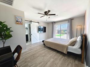 TV a/nebo společenská místnost v ubytování Sageview Cottage - 4 BDR with Pool Pet Friendly