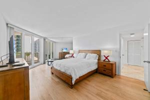 um quarto com uma cama e uma TV de tela plana em Condo on the Pool - Retreat for 4 with Water Views & Resort-style Amenities em Miami