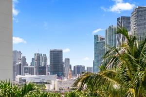 uma vista do horizonte de uma cidade com edifícios altos em Condo on the Pool - Retreat for 4 with Water Views & Resort-style Amenities em Miami