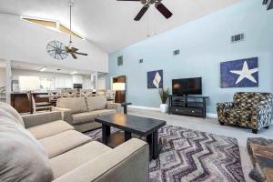 Μια τηλεόραση ή/και κέντρο ψυχαγωγίας στο Harbor Seahorse - Outdoor Deck & Boat Dock +62 φωτογραφίες