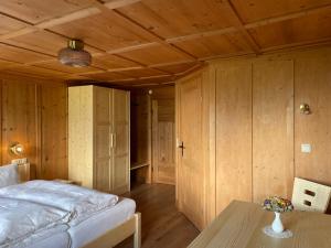 Ένα ή περισσότερα κρεβάτια σε δωμάτιο στο Neuhauserhof