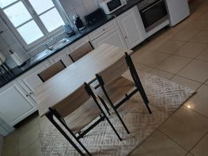 Kuchyň nebo kuchyňský kout v ubytování Le Pont des Rêves Unique - Tranquille