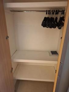 a walk in closet filled with lots of shoes at Apartamento Suíte Flat Hot Springs Hotel em Caldas Novas com parque aquático in Caldas Novas