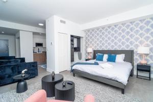 Postel nebo postele na pokoji v ubytování MetroPark Hotel