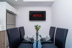 TV a/nebo společenská místnost v ubytování MetroPark Hotel