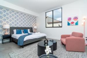 Postel nebo postele na pokoji v ubytování MetroPark Hotel