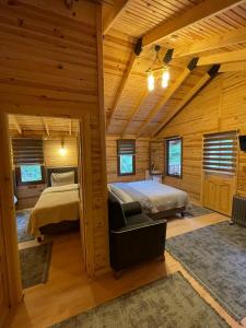 Postel nebo postele na pokoji v ubytování Güzelyayla Alabalık ve Konaklama Tesisleri