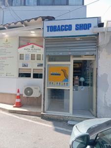 Una tienda de tostados al costado de una calle en La Strada, en Tirana