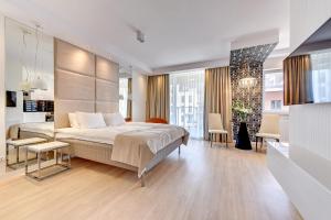 ein Schlafzimmer mit Bett und ein Wohnzimmer in der Unterkunft Chmielna Park Apartments Old Town in Danzig