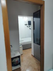 Habitación con espejo y habitación con cama en La Strada, en Tirana