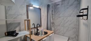 Koupelna v ubytování T2 centre rénové 34 m2 confort !