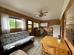 un soggiorno con un divano e un tavolo di Cedar Garden Cottages a Wiarton