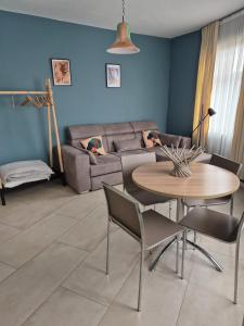 a living room with a table and a couch at Dokstudio50 in Ghent