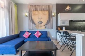 Uma área de estar em Precioso Apt Playa Taurito Mogan