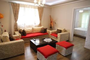 a living room with two couches and a table at Shtepi Pushimi Alesjo in Korçë