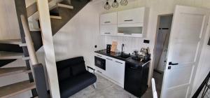 Η κουζίνα ή μικρή κουζίνα στο Domki Nadmorskie Tycjanowo