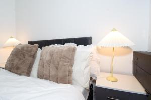 Un pat sau paturi într-o cameră la Sampaul Bradford Apartment