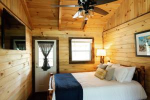Postel nebo postele na pokoji v ubytování "Stars Hollow" Cozy Mini-Cabin in Muir Valley -RRG