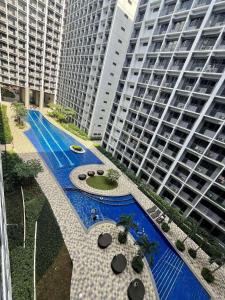 Πισίνα στο ή κοντά στο Metro Prime Staycations at Shore 2 Residences T3