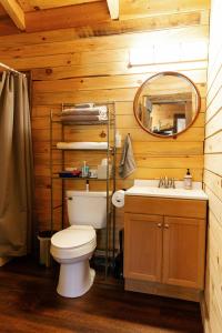 Koupelna v ubytování "Stars Hollow" Cozy Mini-Cabin in Muir Valley -RRG