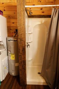 Koupelna v ubytování "Stars Hollow" Cozy Mini-Cabin in Muir Valley -RRG + 23 fotografií