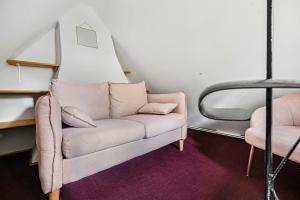 ein Wohnzimmer mit einer Couch und einem Bett in der Unterkunft Two Bedroom Grade ll Cottage At AZ Luxury Stays Honey Horsefield With WiFi And Free Parking in Hundon