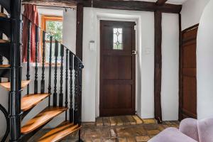 aoyer mit einer Treppe und einer Holztür in der Unterkunft Two Bedroom Grade ll Cottage At AZ Luxury Stays Honey Horsefield With WiFi And Free Parking in Hundon