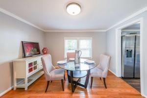 TV a/nebo společenská místnost v ubytování Kennesaw Cottage - Quiet Retreat + 26 fotografií