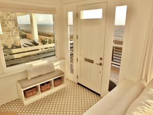 Una habitación con una cama y una ventana con vista al mar. en Beachfront Estate - LB Peninsula, en Long Beach 43 fotos más
